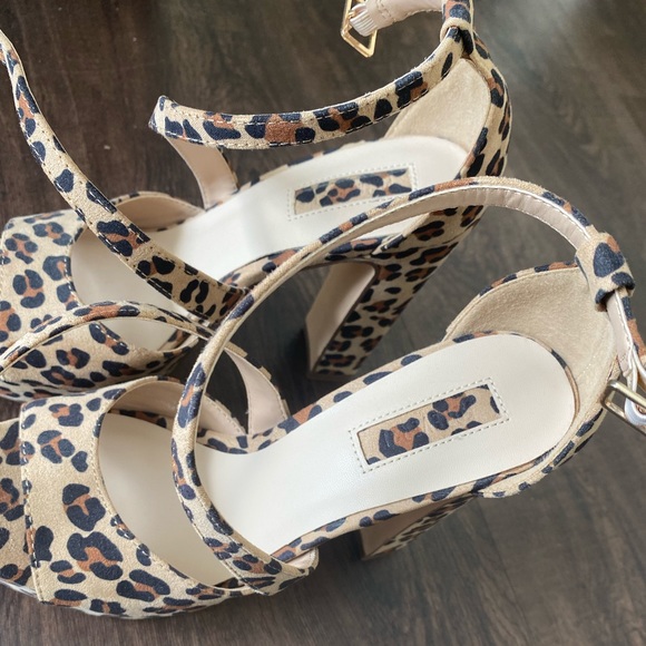 Size 6 Leopard heel never worn - 5 inches - Picture 2 of 4